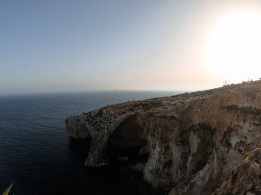 Malta kıyılarından birinde bulunan ünlü mavi mağaranın panoramik görüntüsü. Güzel manzara.