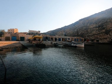 Bölge sakinleri ve turistler Comino Beach, Malta 'nın tadını çıkarıyorlar. Malta 'nın en çok ziyaret edilen plajlarından biri, çoğu insanın havayı, plajları ve eğlenceleri sevdiği bir yer..
