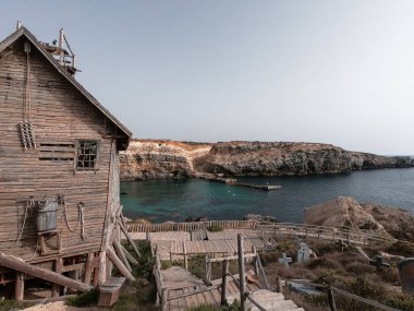 Bölge sakinleri ve turistler Comino Beach, Malta 'nın tadını çıkarıyorlar. Malta 'nın en çok ziyaret edilen plajlarından biri, çoğu insanın havayı, plajları ve eğlenceleri sevdiği bir yer..