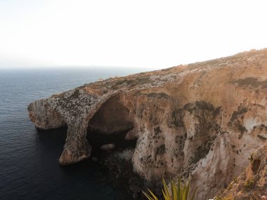 Malta kıyılarından birinde bulunan ünlü mavi mağaranın panoramik görüntüsü. Güzel manzara.