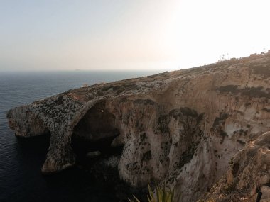 Malta kıyılarından birinde bulunan ünlü mavi mağaranın panoramik görüntüsü. Güzel manzara.