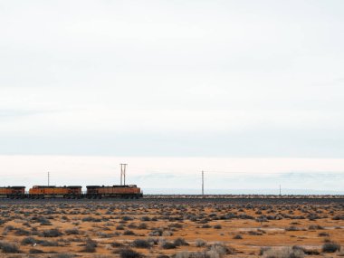 Güneşli bir günde Mojave tatlısına giden yol..