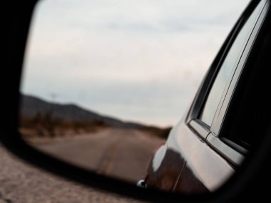 Güneşli bir günde Mojave tatlısına giden yol..