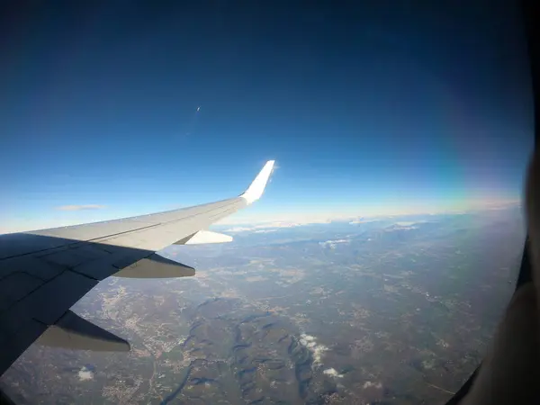Gökyüzünden Karlı Dağların Üzerinden Uçan Bir Uçağın Kanadından Görüldü Seyahat — Stok fotoğraf