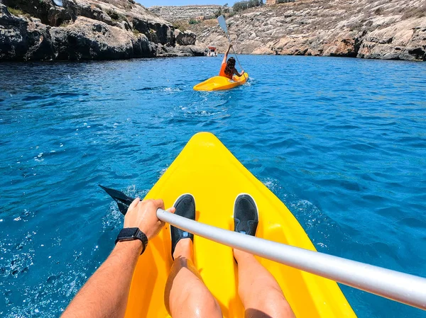 在马耳他戈佐岛的一个海滩上练习皮划艇的游客 人们在海滩上享受夏天 — 图库照片