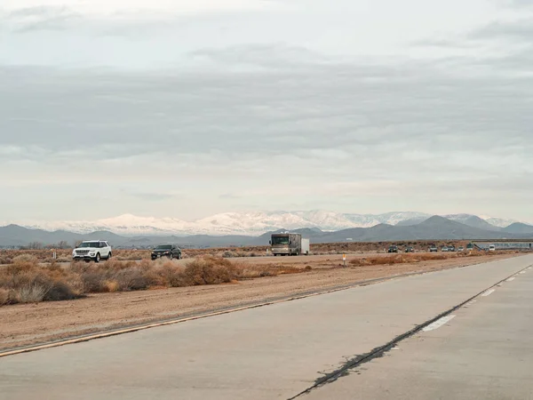 Mojave Estados Unidos Diciembre 2019 Tráfico Coches Por Carretera Desierto — Foto de Stock