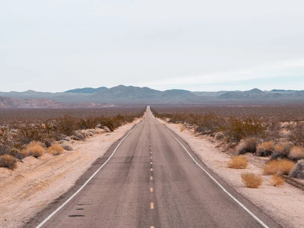 Droga Mojave Deser Słoneczny Dzień — Zdjęcie stockowe