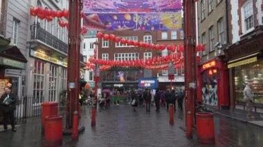 Bulutlu bir günde Londra 'nın ünlü Çin Mahallesi' ne giriş, mağazaları ve restoranları olan popüler bir turizm merkezi. Asya kağıt fenerleri kırmızı. 
