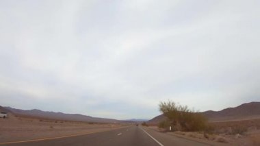 Mojave, ABD - 02 Aralık 2019: 4K. Kaliforniya eyaletlerinde otoyolda araba sürerken pov görüntüsü. Otobanda bir araba sürüyor. Yeni yolda sarı çizgili asfalt. Mojave Çölü.