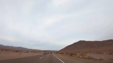 Mojave, ABD - 02 Aralık 2019: 4K. Kaliforniya eyaletlerinde otoyolda araba sürerken pov görüntüsü. Otobanda bir araba sürüyor. Yeni yolda sarı çizgili asfalt. Mojave Çölü.