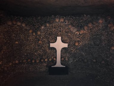 Paris, Fransa - 24 Ocak 2018: Ünlü yeraltı mezarlıkları (Les catacombs de Paris), tünellerde insan kemiklerinin bulunduğu yeraltı tünelleri ve turistik merkezlerdir. Müze eski mahzende..