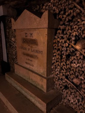 Paris, Fransa - 24 Ocak 2018: Ünlü yeraltı mezarlıkları (Les catacombs de Paris), tünellerde insan kemiklerinin bulunduğu yeraltı tünelleri ve turistik merkezlerdir. Müze eski mahzende..