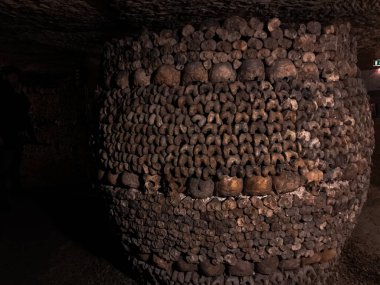 Paris, Fransa - 24 Ocak 2018: Ünlü yeraltı mezarlıkları (Les catacombs de Paris), tünellerde insan kemiklerinin bulunduğu yeraltı tünelleri ve turistik merkezlerdir. Müze eski mahzende..