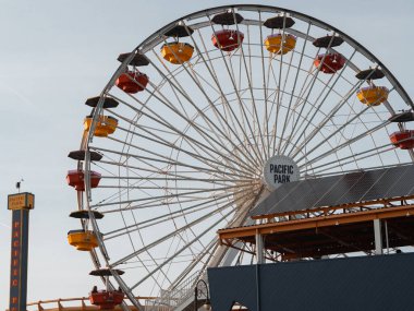 Santa Monica, ABD - 25 Kasım 2019: Santa Monica İskelesi 'ndeki meşhur dönme dolabın görüntüsü.