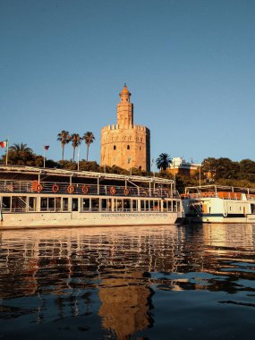Guadalquivir Nehri 'nden Torre del Oro.