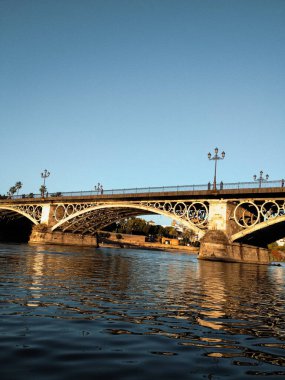 Guadalquivir Nehri 'nden Triana Köprüsü.
