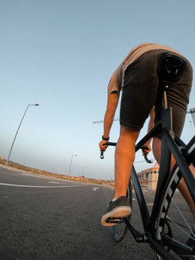 Kapalı kapılar ardında çocuklar Seville şehrinde inşaat halindeki bir bisiklete biniyorlar..