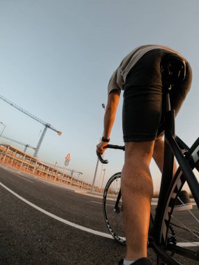 Kapalı kapılar ardında çocuklar Seville şehrinde inşaat halindeki bir bisiklete biniyorlar..