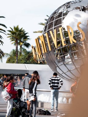 Los Angeles, ABD - 22 Kasım 2019: Universal Studios Hollywood ilk film stüdyosu ve tema parkı. Dünyanın dört bir yanından turistler eğlence parkını ziyaret ediyor.