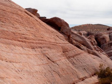 Ateş Vadisi 'nde ateş dalgaları. Dünyanın dört bir yanından turistlerin geleceği doğal park..