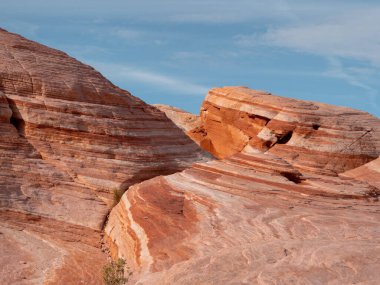 Ateş Vadisi 'nde ateş dalgaları. Dünyanın dört bir yanından turistlerin geleceği doğal park..