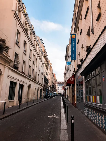 Paris, Fransa - 23 Ocak 2018: Paris sokaklarından görüş.