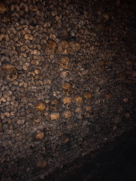フランス 1月24 2018 有名なカタコンベ パリのレ カタコンベ 地下トンネルや観光名所で 人間の骨がトンネルにあります 旧金庫室内の博物館 — ストック写真