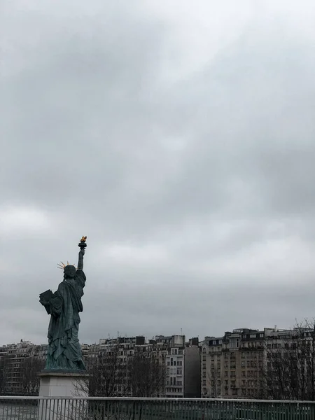 Paris Teki Meşhur Özgürlük Heykeli — Stok fotoğraf