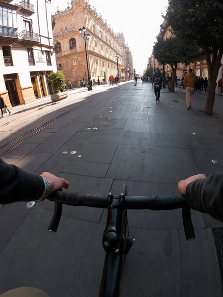 Close Menino Monta Uma Bicicleta Através Cidade Sevilha — Fotografia de Stock