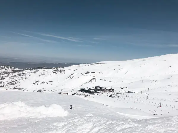 雪山美景 内华达山脉美丽的欧洲冬山 风景中越野滑雪者的斜坡 — 图库照片