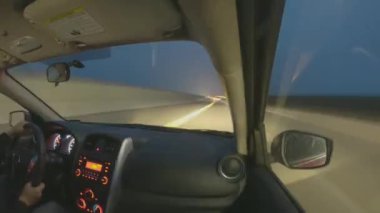 Yüksek çözünürlük Gece otobanında bir kişiyle araba süren kadın. Hiperlapse.