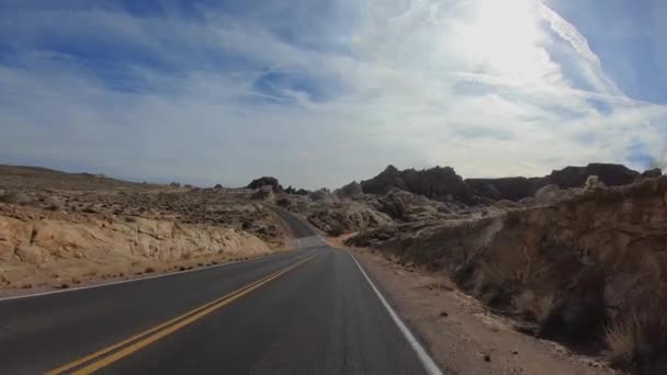 米国での日に高速道路の道路上の車の運転のPovビュー 暗い夜に空の道をドライブします 火災の谷の新しい道路で黄色の線でアスファルト ネバダ州 — ストック動画