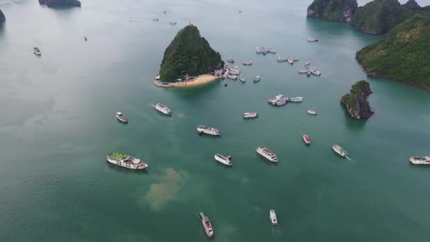 岩の島 ハロン湾 ベトナム 東南アジア — ストック動画