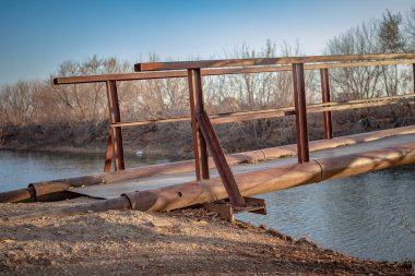 Park 'ta nehrin üzerinde bir köprü var.