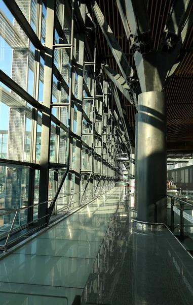 Columna de metal negro en el aeropuerto. Sol en interiores —  Fotos de Stock