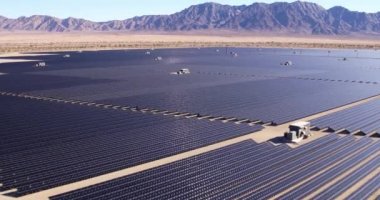 Büyük endüstriyel güneş enerji santralleri çölde üzerinde uçan havadan görünümü 