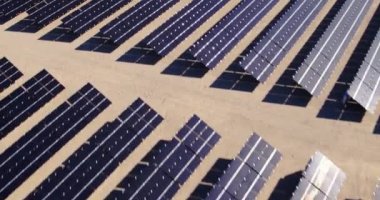 Büyük endüstriyel güneş enerji santralleri çölde üzerinde uçan havadan görünümü 