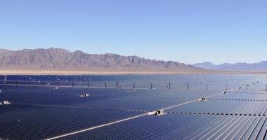 Büyük endüstriyel güneş enerji santralleri çölde üzerinde uçan havadan görünümü 