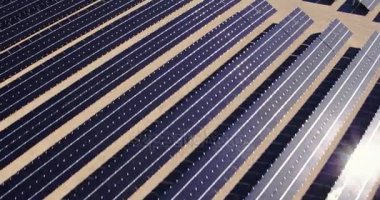 Büyük endüstriyel güneş enerji santralleri çölde üzerinde uçan havadan görünümü 