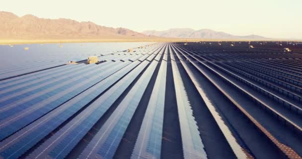 Vista Aérea Sobrevoando Grande Fazenda Energia Solar Industrial Deserto — Vídeo de Stock