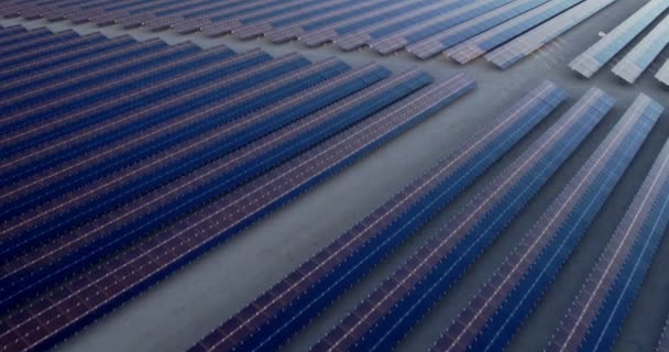砂漠で大規模産業太陽光発電ファームの上を飛んで空撮 — ストック動画