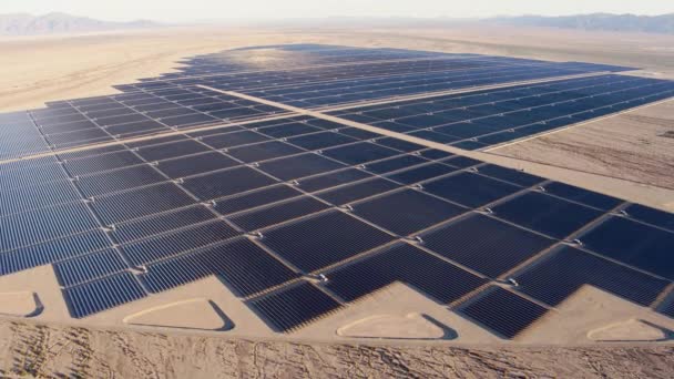 Вид Повітря Літає Над Великою Промисловою Сонячною Енергетичною Фермою Пустелі — стокове відео