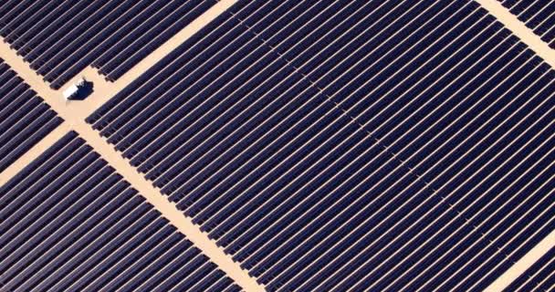 砂漠で大規模産業太陽光発電ファームの上を飛んで空撮 — ストック動画