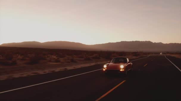 Пташиного Польоту Червоний Класичний Автомобіль Водіння Вздовж Пустельній Пустеля Сутінках — стокове відео