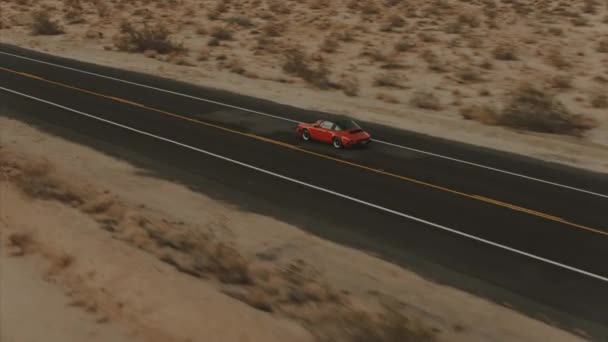 Vista Aérea Rojo Clásico Coche Conducción Largo Desierto Desolado Camino — Vídeo de stock