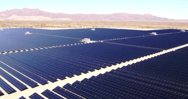Вид Воздуха Над Большой Промышленной Солнечной Электростанцией Пустыне — стоковое видео