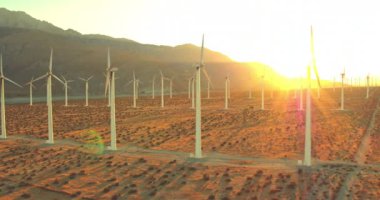 Yel değirmenleri günbatımı büyük alanları