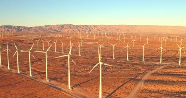 Yel değirmenleri günbatımı büyük alanları