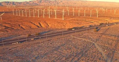 Günbatımı ve sürüş yolda araçların büyük alanları yel değirmenleri