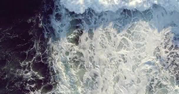 Ovanifrån Havets Vågor Med Vitt Skum — Stockvideo